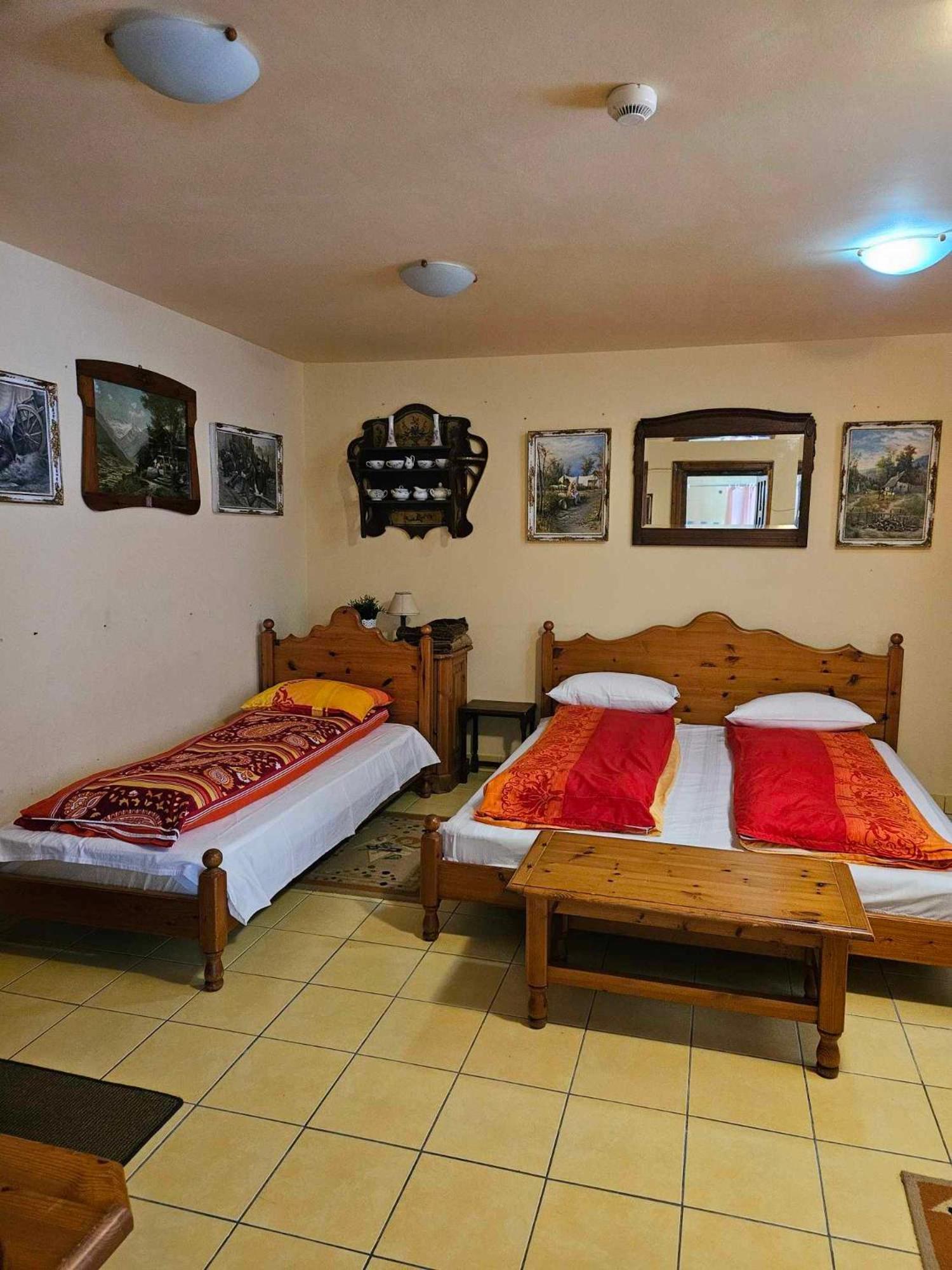 Panzio Anett Bed & Breakfast Pietroasa  ภายนอก รูปภาพ