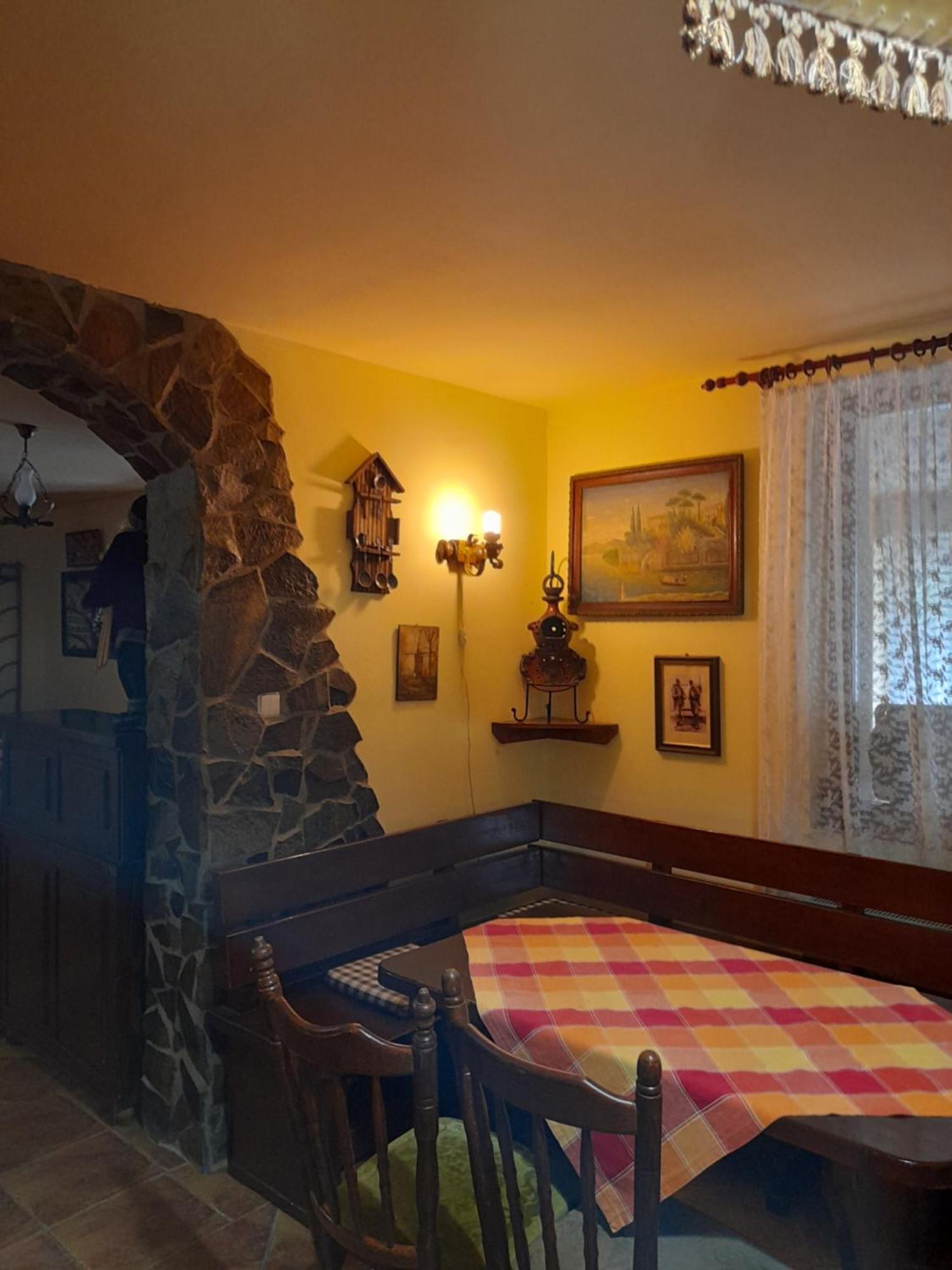 Panzio Anett Bed & Breakfast Pietroasa  ภายนอก รูปภาพ